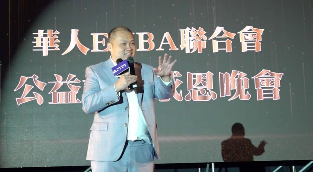 （圖三）華人 EMBA 聯合會歲末感恩晚會理事長陳正修要讓志工天使 被看見。圖片來源：華人EMBA提供