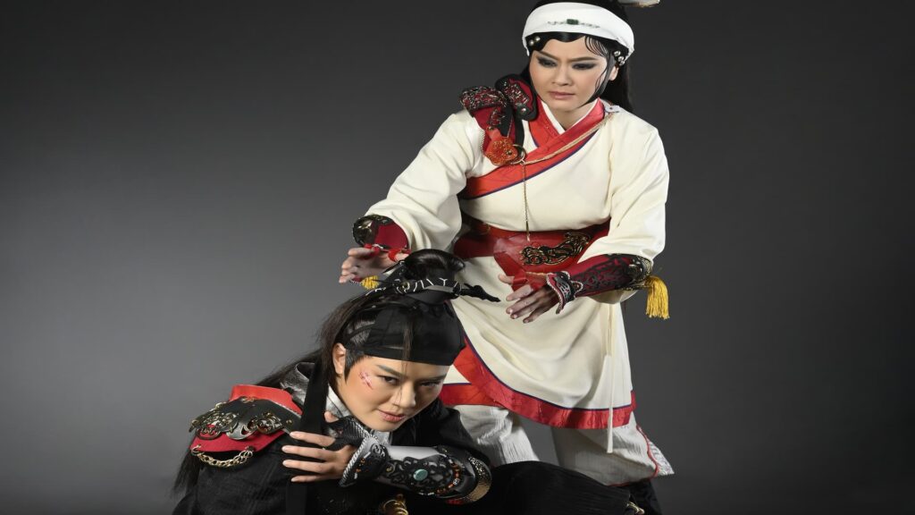 01《鏢客》由蕭揚玲飾演月無雙上、劉建華飾演駱成下。 1