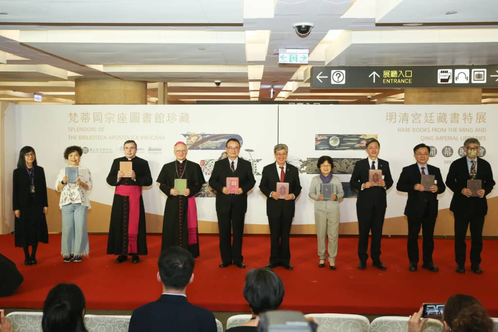 陳建仁院長與故宮蕭院長、梵蒂岡宗座圖書館暨宗座檔案館總館長扎尼總主教等一同為特展揭開序幕。