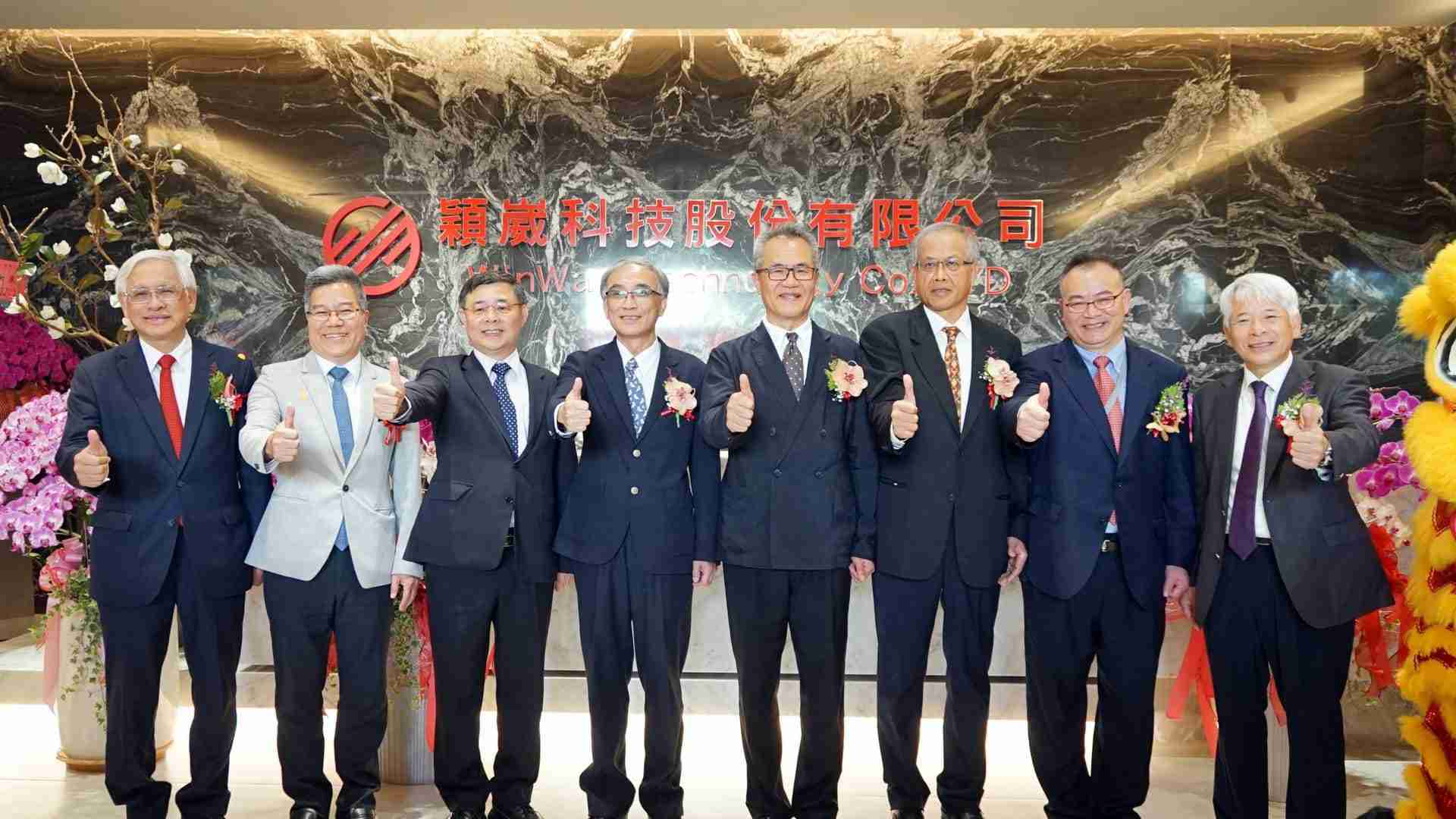 02穎崴科技董事長王嘉煌右4、高雄市副秘書長王啟川左3、經濟部加工出口區管理處長楊伯耕左4、台灣科技產業園區電機電子工業同業公會理事長周光春左2等人共同見證新廠揭牌啟用。