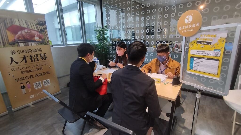 圖2：高雄知名百貨義享時尚廣場開出活動企劃、會員經營、儲備幹部等職缺，吸引許多社會新鮮人詢問。