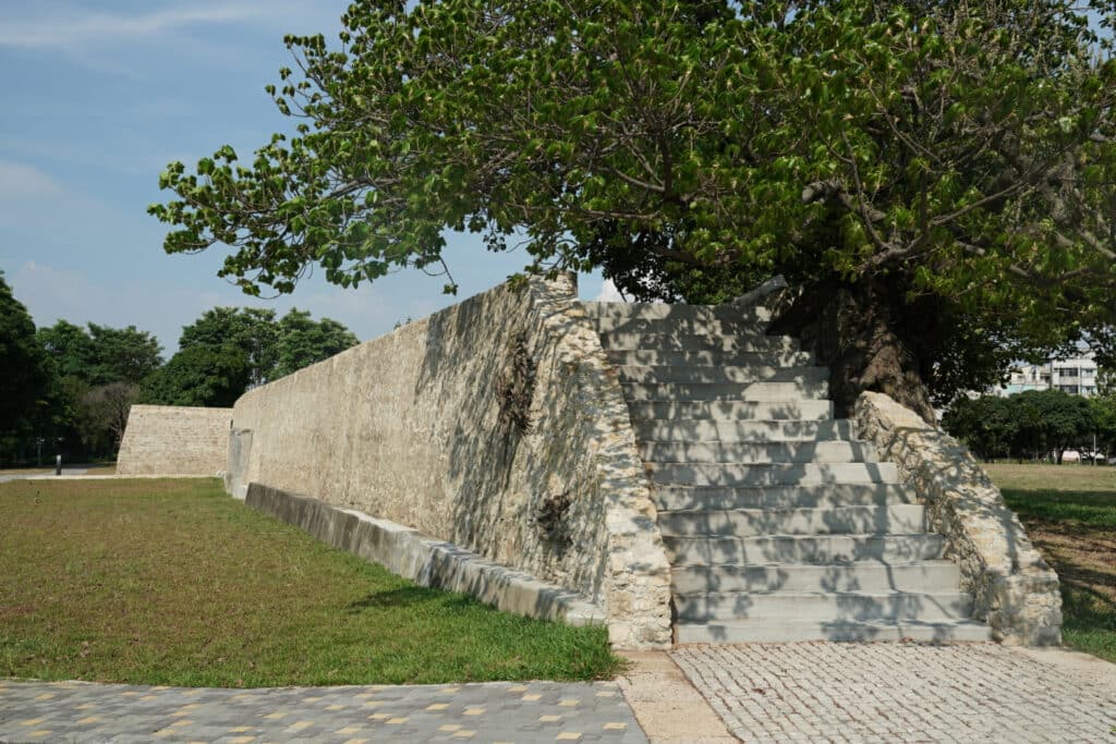 02西門城牆殘跡成為震洋神社的參道
