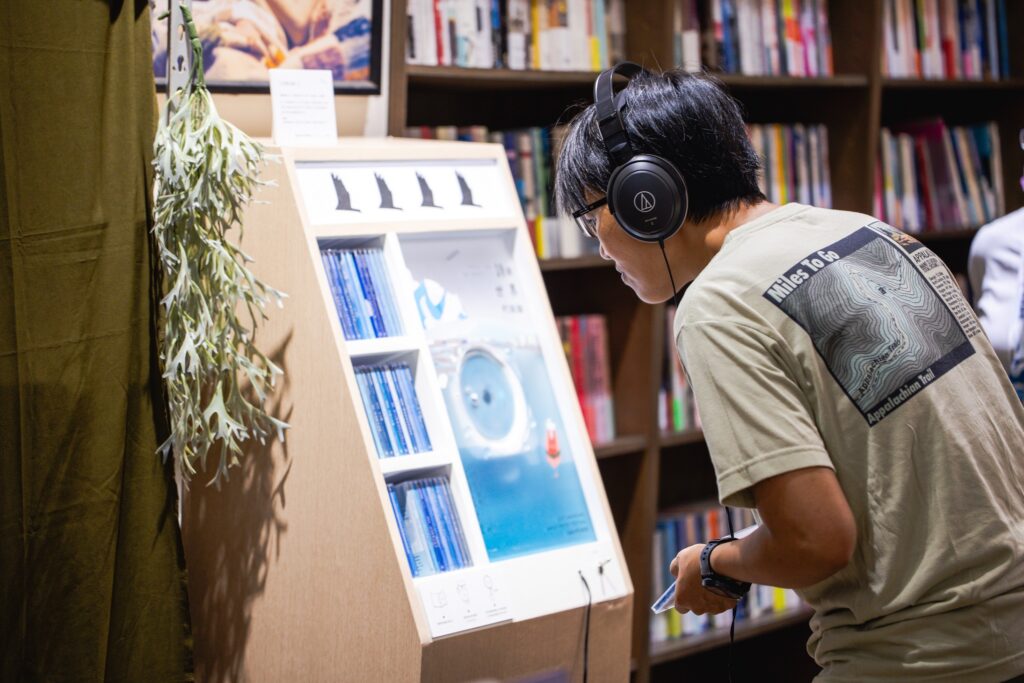 6高雄世界詩歌節在三餘書店設置「文學隨身聽」裝置，可點選聆聽詩人朗讀詩作。