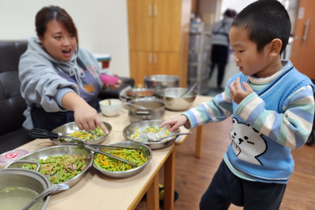 03通稿照片 幼童自己選擇想吃的四季豆料理