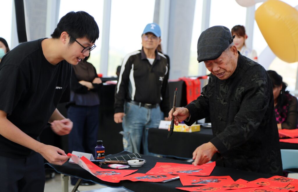 春到福到|故宮南院邀書法家迎春揮毫 2 1 1 深耕書法60年、甫獲第2屆嘉義縣文化貢獻獎的書法家蕭吉川