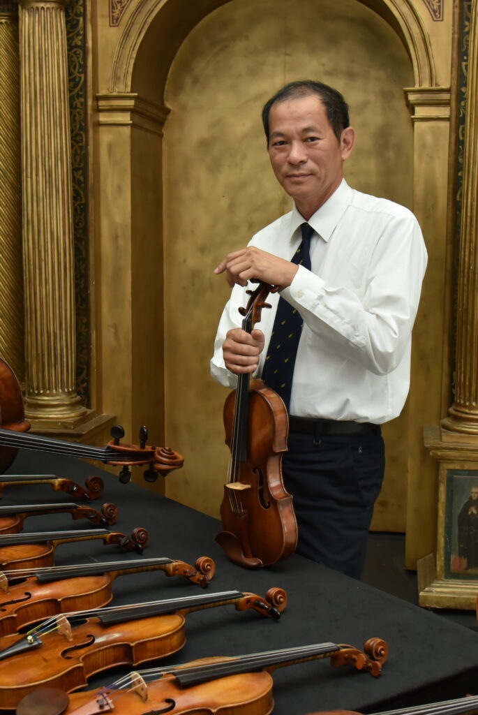 奇美提琴音樂饗宴由提琴專家鍾岱廷擔任名琴導聆。