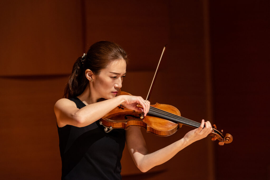 奇美提琴音樂饗宴邀請灣聲樂團首席梁茜雯擔任音樂策劃。 1